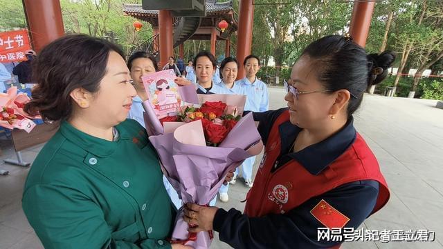 敬白衣天使凝聚社会温情pg试玩沈阳爱心企业致(图2)